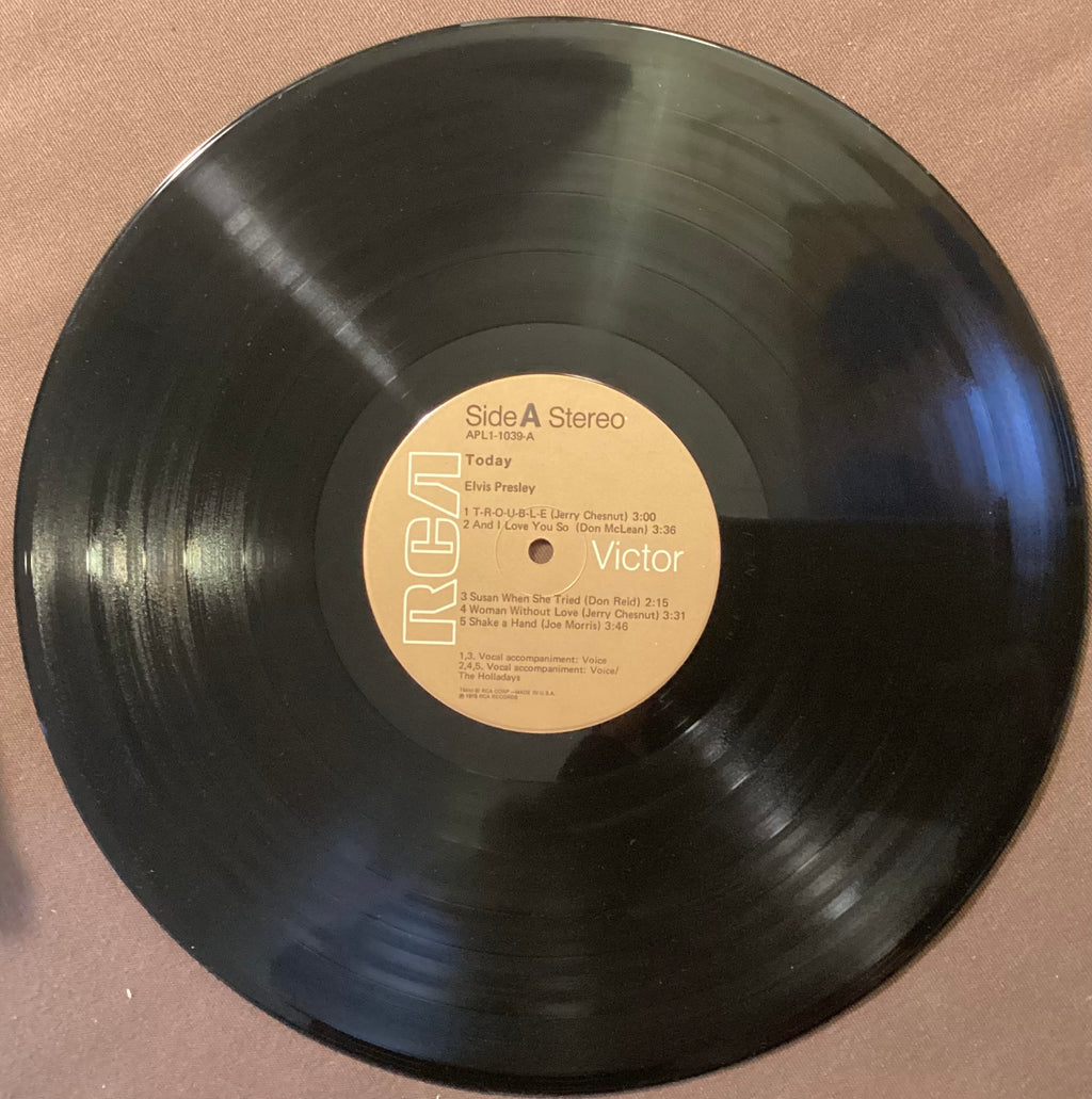 Elvis Presley on LP RCA APL1-1039: Elvis Today; E/V+
