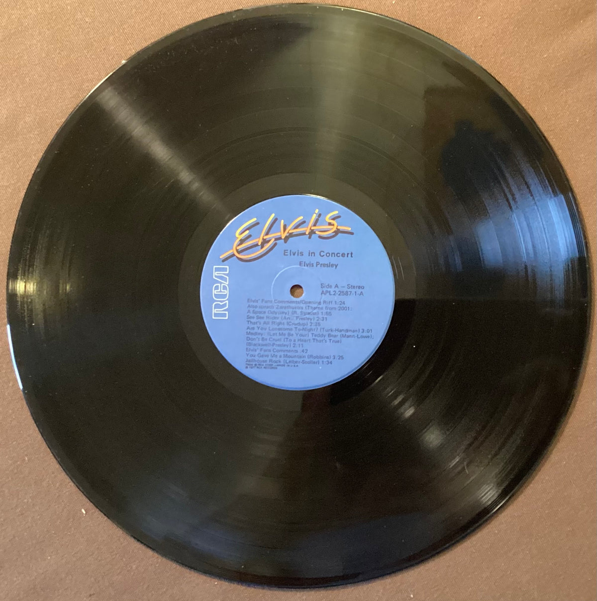 Elvis Presley on LP RCA APL2-2587: Elvis in Concert; V+/V