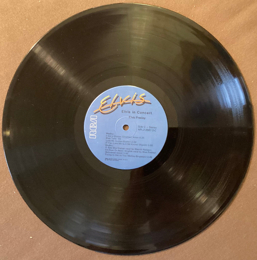 Elvis Presley on LP RCA APL2-2587: Elvis in Concert; V+/V