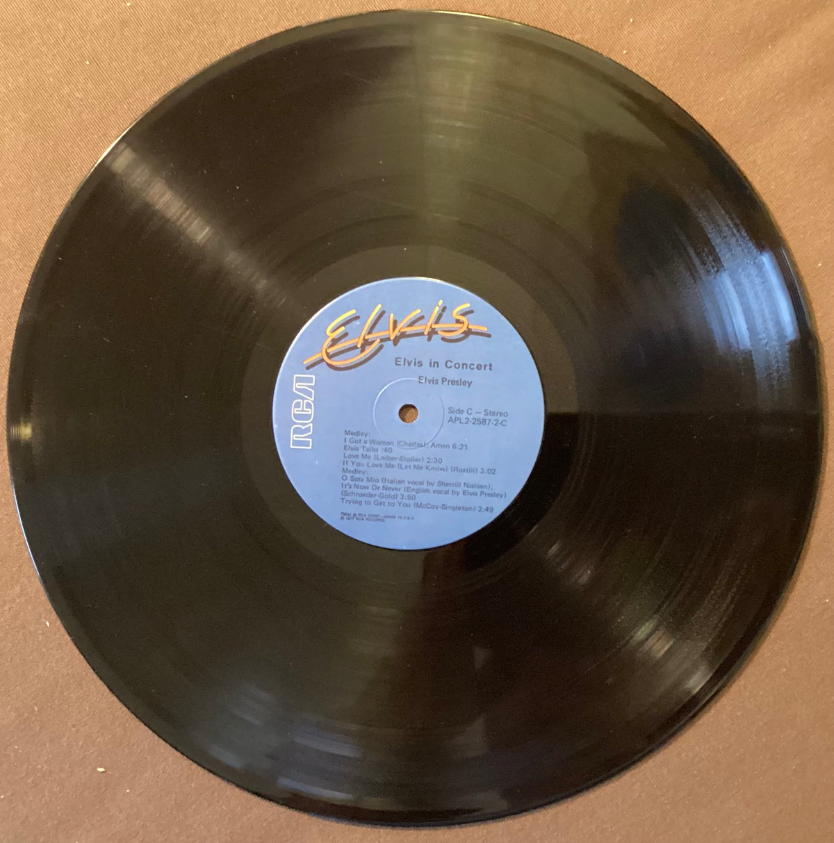 Elvis Presley on LP RCA APL2-2587: Elvis in Concert; V+/V