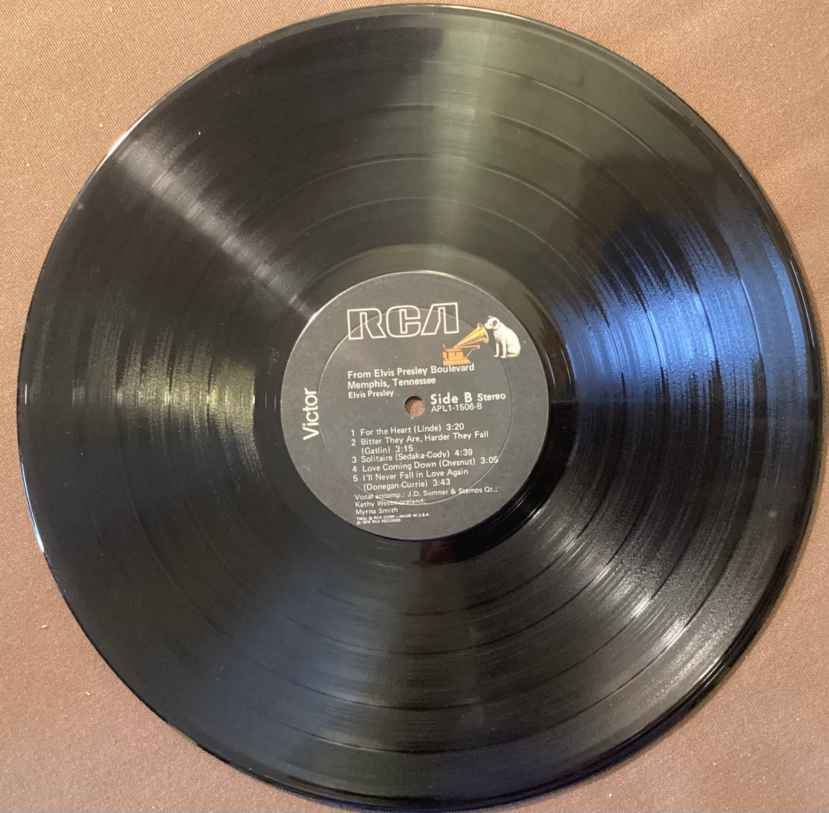 Elvis Presley on LP RCA APL1-1506: From Elvis Presley Boulevard, Memphis, Tennessee; V+/V+